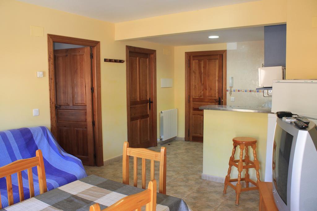 Apartamentos Turisticos Rosario Camarena de la Sierra Δωμάτιο φωτογραφία