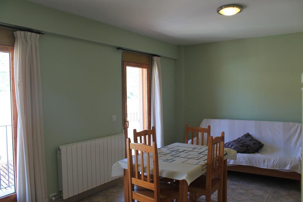 Apartamentos Turisticos Rosario Camarena de la Sierra Δωμάτιο φωτογραφία