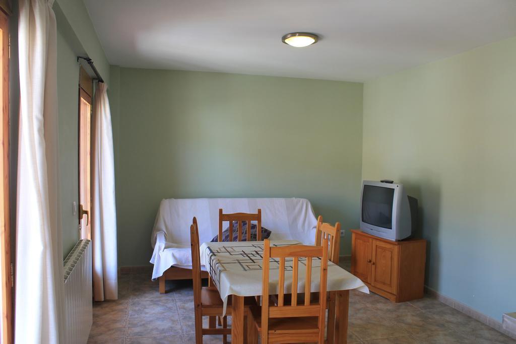 Apartamentos Turisticos Rosario Camarena de la Sierra Δωμάτιο φωτογραφία